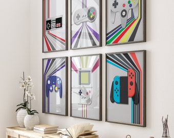 Puede incluir: Seis impresiones enmarcadas de diferentes mandos de videojuegos en una pared blanca. Los mandos son de diferentes consolas de juegos, incluyendo la Nintendo Entertainment System, la Super Nintendo Entertainment System, la Nintendo 64, la Game Boy, la GameCube y la Nintendo Switch. Las impresiones son todas en un estilo minimalista con un fondo blanco y líneas de colores.