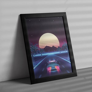 Pu&ograve; includere: Una stampa incorniciata di un'illustrazione in stile retr&ograve; che presenta un'auto futuristica che guida su un'autostrada con palme e una grande luna sullo sfondo. I colori sono rosa, viola, blu e giallo.