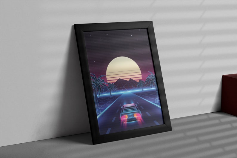Pu&ograve; includere: Una stampa incorniciata di un'illustrazione in stile retr&ograve; che presenta un'auto futuristica che guida su un'autostrada con palme e una grande luna sullo sfondo. I colori sono rosa, viola, blu e giallo.