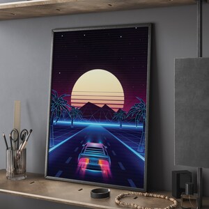 Pu&ograve; includere: Una stampa d'arte digitale in stile retr&ograve; con un'auto futuristica che guida su un'autostrada con palme su entrambi i lati. Lo sfondo &egrave; un gradiente viola e blu con un grande sole arancione e un cielo stellato.