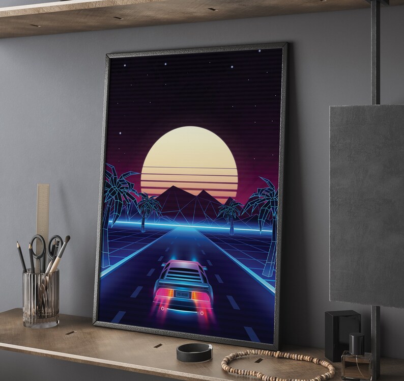 Pu&ograve; includere: Una stampa d'arte digitale in stile retr&ograve; con un'auto futuristica che guida su un'autostrada con palme su entrambi i lati. Lo sfondo &egrave; un gradiente viola e blu con un grande sole arancione e un cielo stellato.