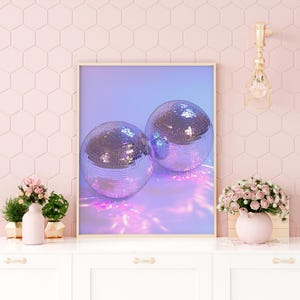 Disco Balls Printable Wall Art, Bar Cart wall art, Printable Wall Art, Trendy Dopamine Decor, Preppy Maximalist Print, fioletowy i niebieski