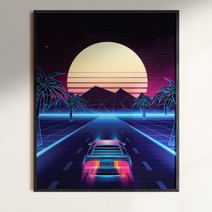 Pu&ograve; includere: Un'illustrazione in stile retr&ograve; di un'auto futuristica che guida su una strada con palme su entrambi i lati. L'auto &egrave; blu e nera con luci rosa. Lo sfondo &egrave; viola scuro con un grande sole giallo e un cielo rosa e blu.