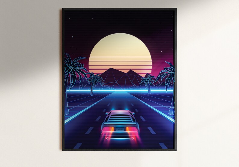 Pu&ograve; includere: Un'illustrazione in stile retr&ograve; di un'auto futuristica che guida su una strada con palme su entrambi i lati. L'auto &egrave; blu e nera con luci rosa. Lo sfondo &egrave; viola scuro con un grande sole giallo e un cielo rosa e blu.