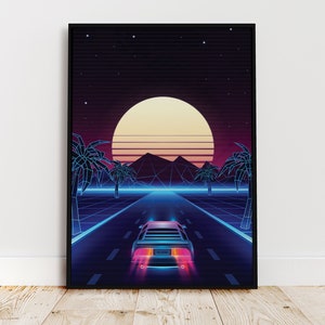Pu&ograve; includere: Una stampa d'arte digitale in stile retr&ograve; con un'auto futuristica che guida su un'autostrada verso un grande sole giallo e palme. Lo sfondo &egrave; un gradiente di viola e blu con uno schema a griglia.