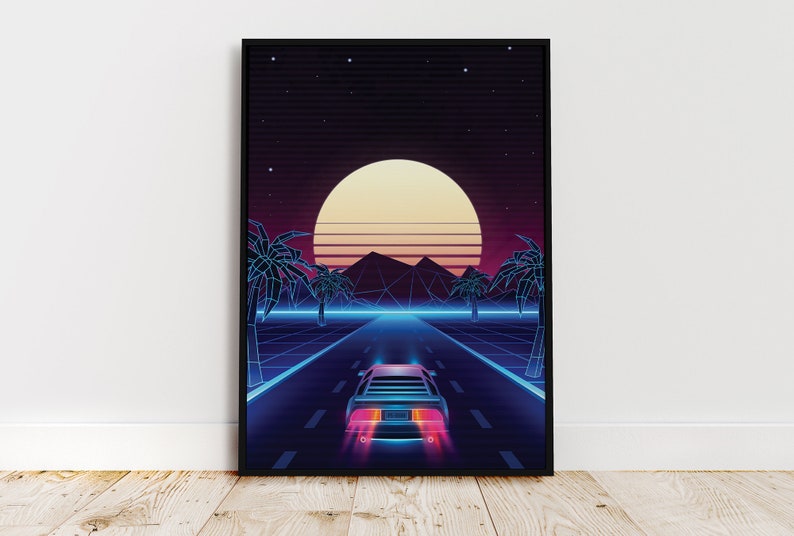 Pu&ograve; includere: Una stampa d'arte digitale in stile retr&ograve; con un'auto futuristica che guida su un'autostrada verso un grande sole giallo e palme. Lo sfondo &egrave; un gradiente di viola e blu con uno schema a griglia.