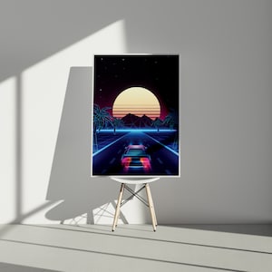 Pu&ograve; includere: Una stampa d'arte digitale in stile retr&ograve; che presenta un'auto che guida su una strada con un tramonto sullo sfondo. La strada &egrave; fiancheggiata da palme e il tramonto &egrave; di un arancione e un giallo brillanti.