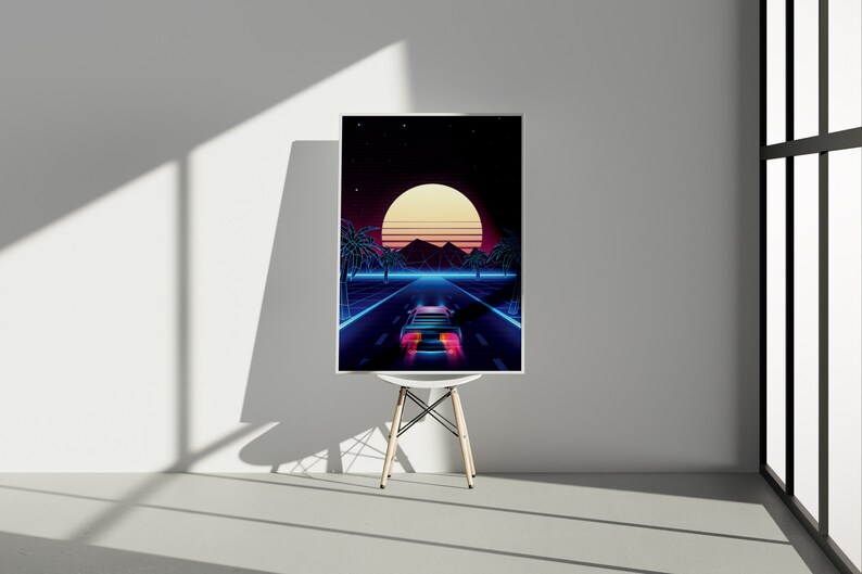Pu&ograve; includere: Una stampa d'arte digitale in stile retr&ograve; che presenta un'auto che guida su una strada con un tramonto sullo sfondo. La strada &egrave; fiancheggiata da palme e il tramonto &egrave; di un arancione e un giallo brillanti.