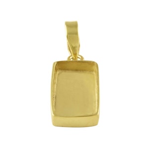 Puede incluir: Pendiente dorado con un marco rectangular, listo para ser rellenado con un diseño personalizado.