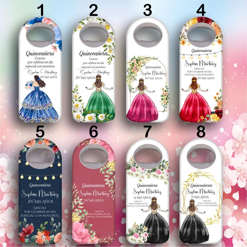 Op de afbeelding: Acht verschillende ontwerpen voor flessenopeners met een quincea&ntilde;era-thema. Elk ontwerp heeft een ander kleurenschema en bloemenpatroon. De tekst op de flessenopeners zegt "Quincea&ntilde;era" en "Sophia Martinez" met het nummer "15" of "XV" en de woorden "Mis A&ntilde;os".