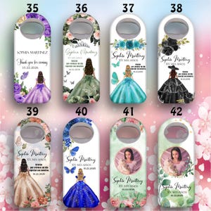 Op de afbeelding: Tien verschillende ontwerpen voor flessenopeners met een quincea&ntilde;era-thema. Elk ontwerp heeft een andere kleur jurk, bloemen en vlinders. De tekst op de flessenopeners zegt "Sophia Martinez XV. Mis A&ntilde;os" en bevat een datum.
