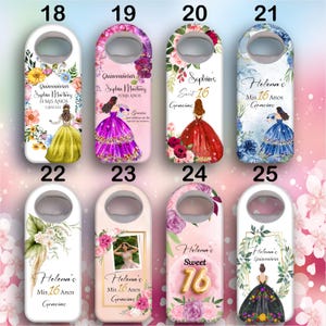 Op de afbeelding: Set van 10 flessenopeners met verschillende ontwerpen met bloemenpatronen, een meisje in een jurk en de tekst "Quincea&ntilde;eras", "Sophia Martinez", "Sweet 16", "Helena's" en "Mis 16 Anos".