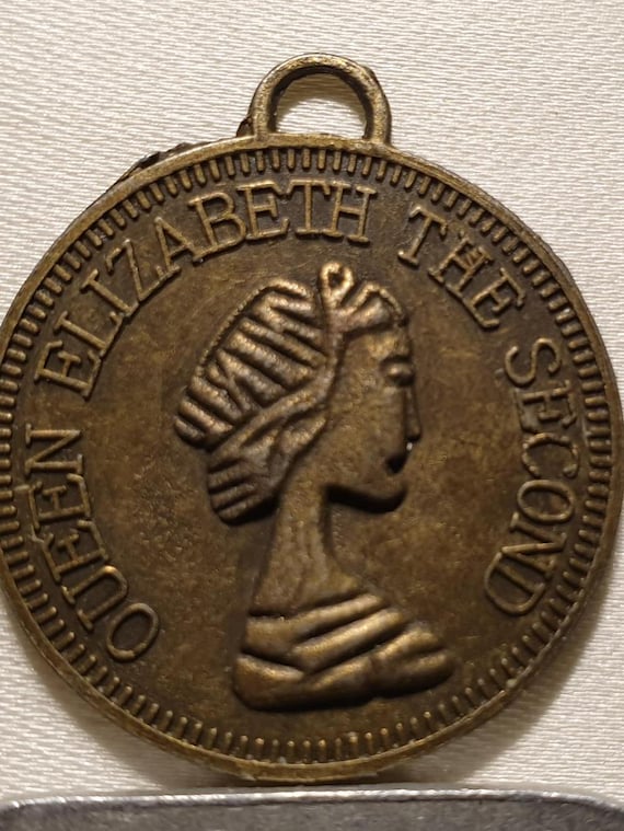 即決専用★18K QUEEN ELLZABESH THE SECOND Rare Small Queen Elizabeth the Second 28mm Pendant Medal - Etsy