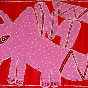 Dragón rosa. Obra contemporánea original de Anna Margaretha Pettersson. Acrílico sobre cartón reciclado. 19 x 31,5 cm.