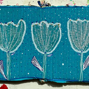 Tres flores de color violeta perla. Obra contemporánea original de Anna Margaretha Pettersson. Acrílico sobre cartón reciclado. 17 x 25