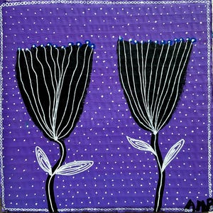Dos flores negras sobre fondo morado. Obra contemporánea original de Anna Margaretha Pettersson. Acrílico sobre cartón reciclado. 19 x 19 cm.