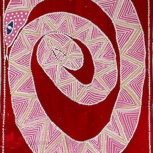 Serpiente rosa sobre rojo. Obra contemporánea original de Anna Margaretha Pettersson. Acrílico sobre cartón reciclado. 32,5 x 20 cm.