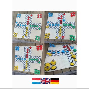 Pode incluir: Um tapete de jogo quadrado em croché, na cor branco-sujo, com um caminho em forma de cruz de contornos circulares em vermelho, amarelo, verde e azul. O conjunto inclui peças de jogo em croché a condizer nas mesmas quatro cores.