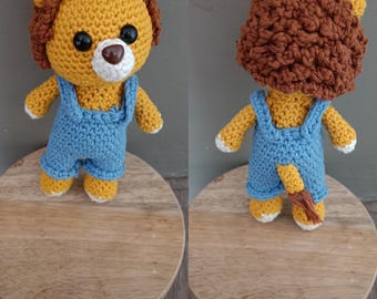Häkelanleitung Leo der kleine Löwe in Latzhose – Amigurumi Löwe