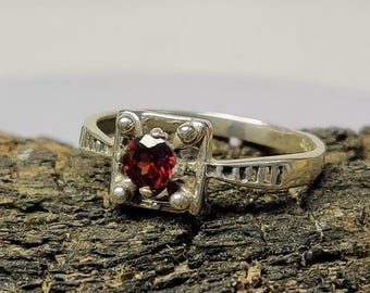 Naturlig röd granatring i sterlingsilver, minimalistisk ädelstensring, gåva till henne