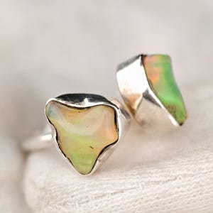 Anillo de ópalo etíope natural de Welo: piedra preciosa en bruto, ajustable, joyería de sanación espiritual en plata de ley 925.