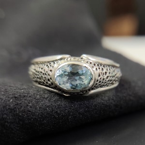 Anello con pietra preziosa ovale in topazio blu naturale, anello con fascia testurizzata in argento sterling 925, anello di promessa, anello con topazio blu, anello di anniversario, anello da donna