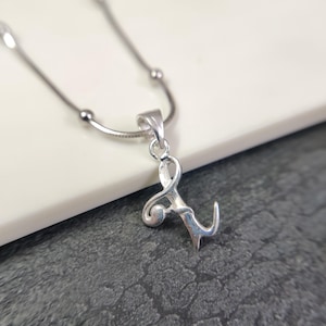 Abalorio con la letra inicial "L" en plata de ley 925, colgante con el alfabeto L delicado y bonito de plata, collar minimalista con L, colgante delicado, joyería ligera