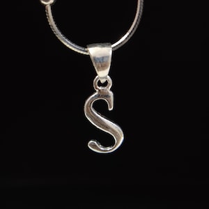 Colgante con letra S cursiva inicial de plata, collar con colgante de S cursiva en plata de ley 925, bonito y delicado colgante con el alfabeto S, regalo de cumpleaños.