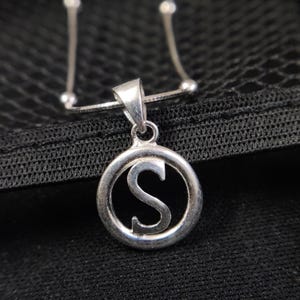 Colgante con letra S pequeña de plata de ley 925, colgante redondo con el alfabeto S, colgante con forma de S, regalo de cumpleaños para ella, regalo para esposa.
