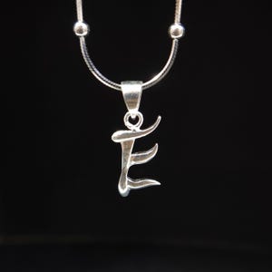 Colgante delicado y bonito con el alfabeto E en plata 925, dije con la letra inicial "E" en plata esterlina, collar minimalista con E, colgante delicado, joyería liviana