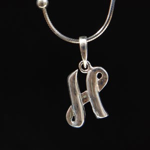 Colgante con letra H en cursiva inicial en plata 925, collar con colgante con letra H en cursiva inicial en plata esterlina, colgante con alfabeto H, regalo de cumpleaños