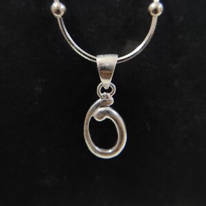Dije de letra inicial "O" de plata esterlina, colgante delicado y bonito con el alfabeto O en plata 925, collar minimalista, colgante delicado, joyería liviana