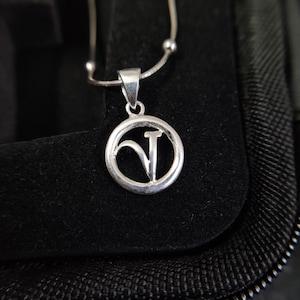 Charm de letra V de plata esterlina, colgante delicado y bonito con el alfabeto en forma de V en plata 925, collar minimalista, colgante delicado, joyería ligera