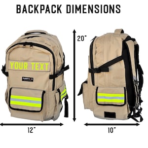 K&ouml;nnte beinhalten: Beigefarbener Rucksack mit schwarzen Akzenten, mit einem rechteckigen Aufn&auml;her mit dem Text "YOUR TEXT". Der Rucksack hat reflektierende gelbe und silberne Streifen und misst 50.8 cm hoch, 30.5 cm breit und 25.4 cm tief.