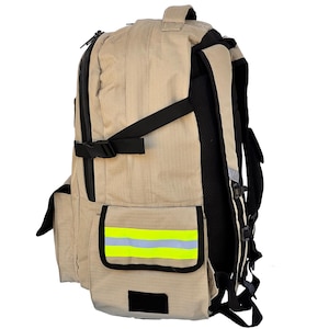 K&ouml;nnte beinhalten: Beigefarbener Rucksack mit schwarzen Akzenten, der mehrere F&auml;cher und Riemen aufweist. Der Rucksack hat einen reflektierenden Streifen und einen neongelben und silbernen Streifen auf der Vordertasche. Er hat ein gepolstertes R&uuml;ckenteil und verstellbare Schultergurte.