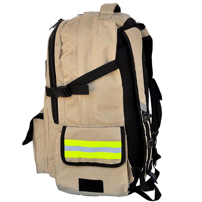 K&ouml;nnte beinhalten: Beigefarbener Rucksack mit schwarzen Akzenten, der mehrere F&auml;cher und Riemen aufweist. Der Rucksack hat einen reflektierenden Streifen und einen neongelben und silbernen Streifen auf der Vordertasche. Er hat ein gepolstertes R&uuml;ckenteil und verstellbare Schultergurte.