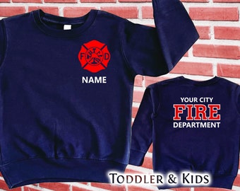 Könnte beinhalten: Marineblaue Sweatshirts für Kleinkinder und Kinder mit einem roten Feuerwehrlogo und dem Text "YOUR CITY FIRE DEPARTMENT" auf der Rückseite. Der vordere Pullover hat ein rotes Feuerwehrlogo und den Text "NAME".