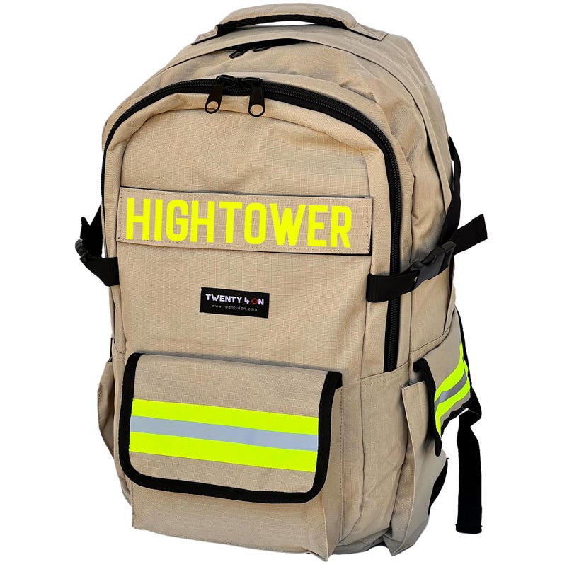 K&ouml;nnte beinhalten: Beigefarbener Rucksack mit dem Wort "HIGHTOWER" in leuchtend gelben Buchstaben. Der Rucksack hat schwarze Rei&szlig;verschl&uuml;sse, Riemen und reflektierende Streifen. Der Text "TWENTY 4 ON" ist ebenfalls sichtbar.