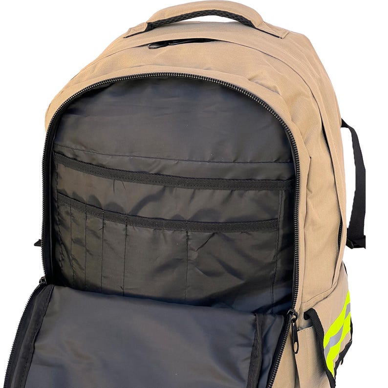 K&ouml;nnte beinhalten: Beigefarbener Rucksack mit mehreren Innentaschen und einem gro&szlig;en Hauptfach. Der Rucksack hat einen schwarzen Rei&szlig;verschluss und einen schwarzen Griff oben. Der Innenraum ist schwarz. An der Seite befinden sich reflektierende gelbe Streifen.