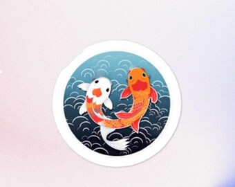 Puede incluir: Una pegatina redonda con dos peces koi nadando en círculo. Un pez es naranja y rojo, el otro es blanco con marcas naranjas y rojas. El fondo es azul con patrones de olas blancas.