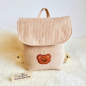 KiTarucksack - Kleinkind/Toddler Rucksack ‚Corti‘ Breitcord in beige – mit süßem Bärchen Patch-Kuschelrucksack - Geschenk ab 1 Jahr
