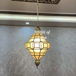 Ręcznie robiona lampa wisząca z marokańskiego mosiądzu, mleczny szklany żyrandol