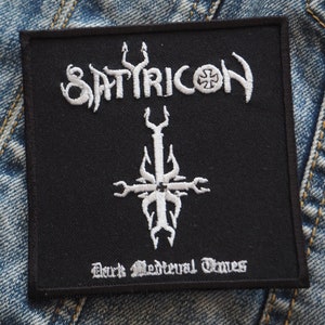 Peut inclure: Patch brodé noir et blanc avec le nom du groupe "SATYRICON" et le texte "Dark Medieval Times".