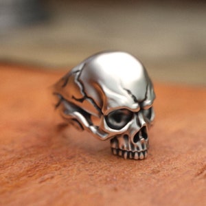 Injured Skull 925 Silver Ring, Unusual Punk Style, Handcrafted, Adjustable Size, Unisex, Unique Gift, Edgy Design, Gothic Fashion Accessory