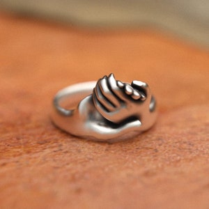 Interlocking Holding Hands Ring, 925 Sterling Silver Romantic Love Symbol, Adjustable Unisex Design, Perfect Gift for Couples and Loved Ones
