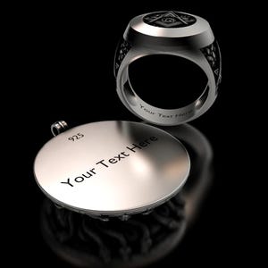 Peut inclure: Un ensemble bague et pendentif en argent. La bague pr&eacute;sente un motif g&eacute;om&eacute;trique et le texte "Your Text Here" est grav&eacute; &agrave; l'int&eacute;rieur. Le pendentif est rond avec le texte "Your Text Here" et le num&eacute;ro "925" grav&eacute;.