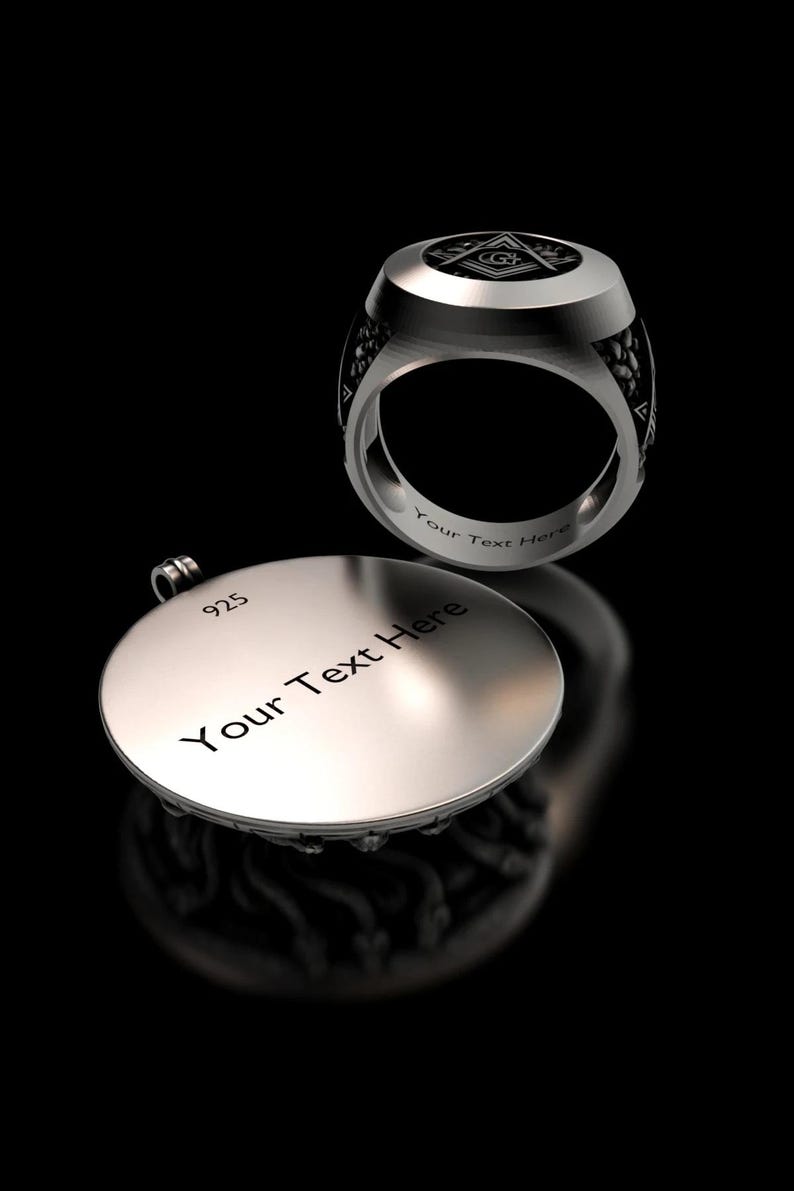 Peut inclure: Un ensemble bague et pendentif en argent. La bague pr&eacute;sente un motif g&eacute;om&eacute;trique et le texte "Your Text Here" est grav&eacute; &agrave; l'int&eacute;rieur. Le pendentif est rond avec le texte "Your Text Here" et le num&eacute;ro "925" grav&eacute;.