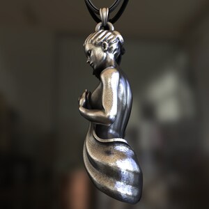 Eleganter Frauenanhänger, 925 Sterlingsilber, handgefertigter, feminin inspirierter Schmuck, Unisex-Symbol für Stärke, Schönheit, einzigartiges Statement-Stück Bild 4
