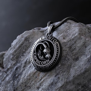 Pingente de caveira gótica de Capricórnio, colar Memento Mori de prata esterlina 925, amuleto com símbolo do signo do zodíaco para amantes de Capricórnio, presente exclusivo
