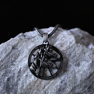 Collar de caballo doble de plata esterlina, colgante ecuestre con detalles intrincados, joyería para amantes de los caballos, collar artesanal con animales.
